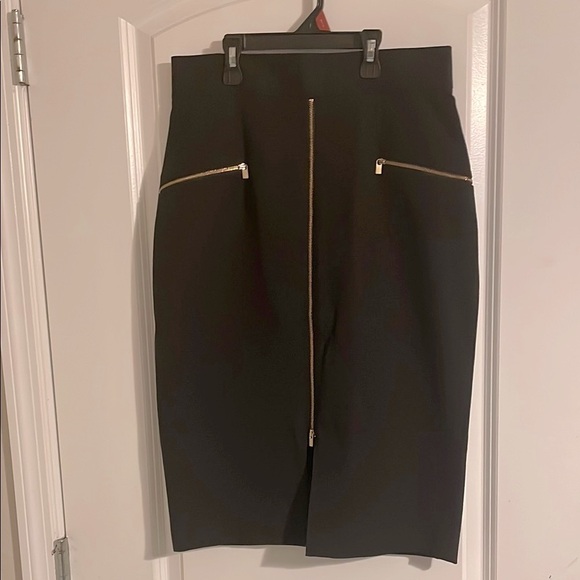 Elegant Black Skirt with Gold Accents - Picture 3 of 10